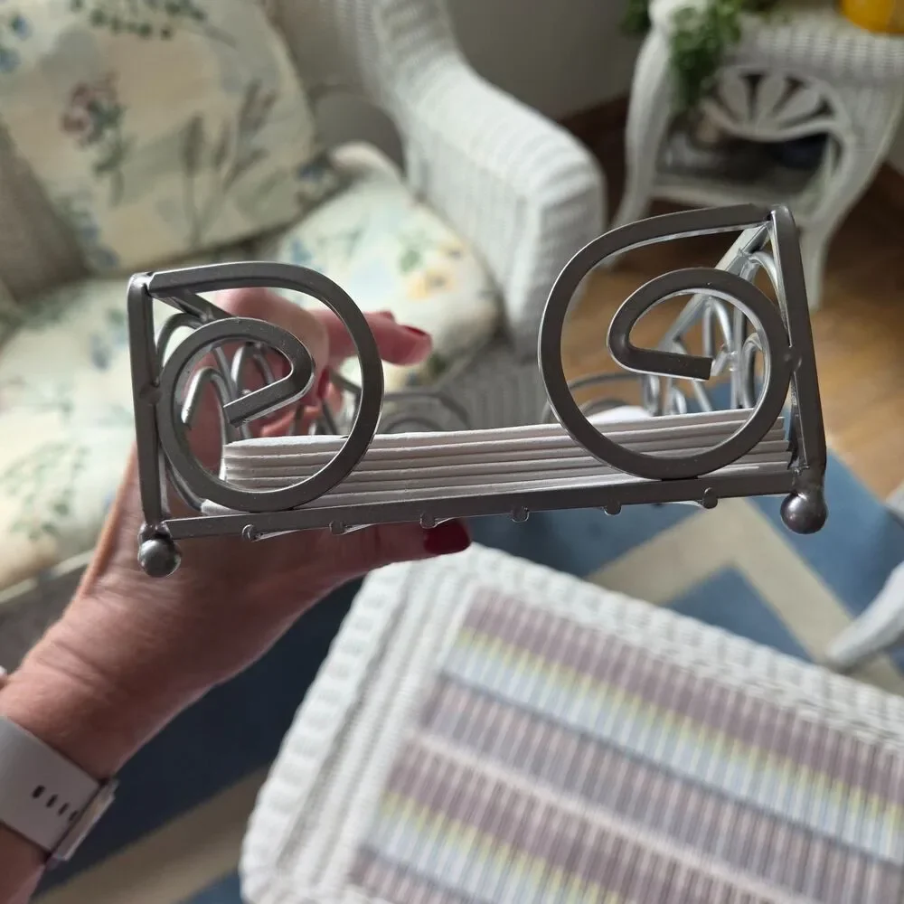 Unbranded silver metal